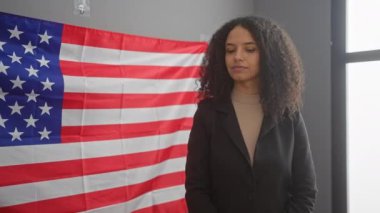 İş kıyafeti giymiş bir kadın ile Amerikan bayrağını taşıyan askeri üniformalı bir adam arasında kapalı bir toplantı..