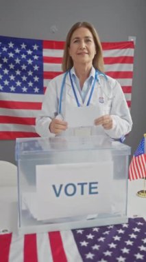 Amerikan oy pusulasında bayrak geçmişi olan gülümseyen bir kadın.