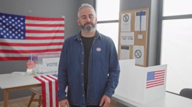 Çapraz kollu, kendine güvenen bir adam. Amerikan bayraklı Amerikan oy pusulasında oy verdim..