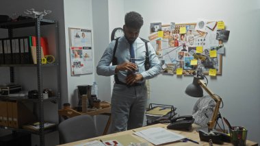 Afrika kökenli Amerikalı bir adam, karmaşık bir dedektifin ofisindeki delilleri, şüpheli bir kurul ve dava dosyalarıyla birlikte inceliyor..