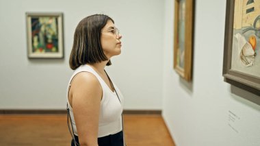 Güzel İspanyol bir kadın Viyana 'daki Albertina Müzesi' nde sanat galerisini ziyaret ediyor.