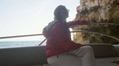 Genç İspanyol bir kadın Polignano 'da deniz kenarındaki bir koyda dinlenirken kısrak, puglia, İtalya manzaralı Akdeniz kıyılarının tadını çıkarıyor..