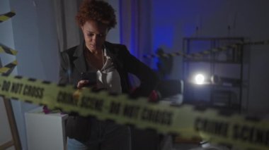 Afrika kökenli Amerikalı kadın dedektif olay yeri incelemesinde kapalı alanda mesajlaşıyor.