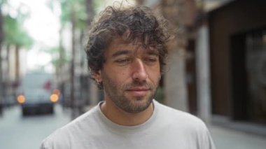 Şehir sokağında gülümseyen genç bir adam şehirde bir Latin yetişkinin çekici bir portresini sergiliyor.