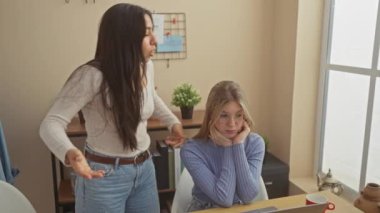 Modern bir dairede ciddi bir konuşma yapan iki kadın..