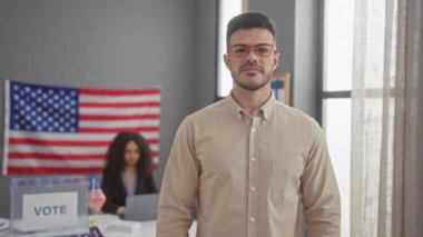 Gülümseyen bir adam, arka planda Amerikan bayrağı ve çalışan bir kadınla ABD Seçim Koleji 'nde iyi bir jest yapıyor.