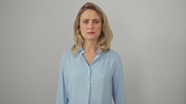 Alıngan sarışın, düz tişörtlü genç bir kadın avuçlarıyla 