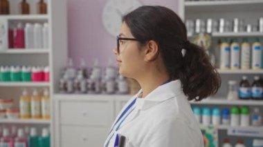 Eczacı zaferi, üniformalı genç İspanyol kadın kollarını kaldırıp heyecanla bağırıyor, eczanedeki başarısıyla gurur duyuyor.