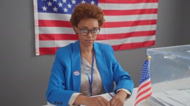 Kızgın Afrikalı Amerikalı kadın aday, reddedildiğini, reddedildiğini ve üniversite seçmenlerinden hoşlanmadığını gösteriyor.