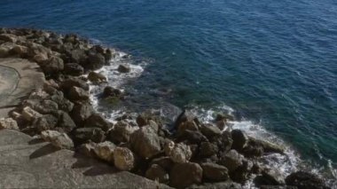 Gelibolu, puglia, İtalya 'da huzur veren mavi dalgalarla kayalık sahil şeridi sakin bir deniz manzarasının doğal güzelliğini yakalıyor..