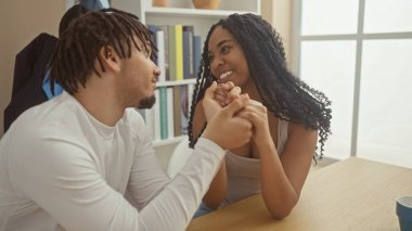 Bir kadın ve bir erkekten oluşan sevgi dolu bir çift, sıcak bir oturma odasında, aile değerlerini ve sevgiyi somutlaştıran bir anı paylaşıyorlar..