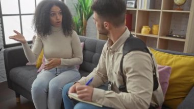 Bir kadın, not alan bir adamla endişeyle konuşuyor. Muhtemelen bir kapalı mekan dedektifi soruşturma sahnesi..