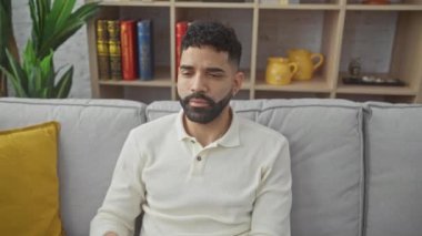 Evdeki genç İspanyol adam, dedikoduları ve dedikoduları dinliyordu, sağırlık yaşıyordu.