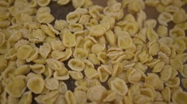 Bari, İtalya ve Puglia bölgesinden gelen geleneksel İtalyan mutfağında taze orkide makarnası kurutuluyor..