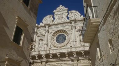 Basilica di Santa Croce 'un güzel, karmaşık cephesi açık mavi gökyüzüne karşı Lecce, puglia, italy, etkileyici mimari, detaylar, pencere, balkon ve tarihi cazibe.