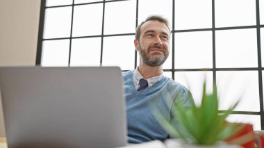 Ofiste sakallı yakışıklı, kendine güvenen, düşünceli, iş ve profesyonelliği ifade eden biri..