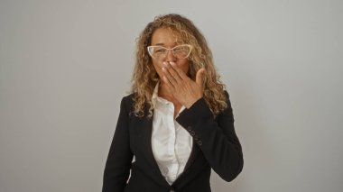 Beyaz arka planda öpüşen, olgun, güzel, İspanyol, gözlüklü yetişkin bir kadın.