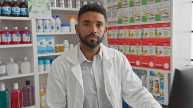 Modern bir eczanede eczacı olarak çalışan, laboratuvar önlüğü giyen ve ilaçlarla çevrili profesyonel bir zenci..