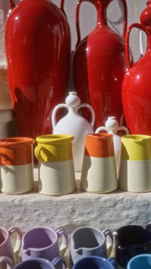 Locorotondo, puglia ve İtalya 'da güneş ışığı altında sergilenen renkli seramik sürahiler ve vazolar geleneksel İtalyan çömlekçiliğini sergiliyor..