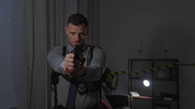 İspanyol dedektif rozeti, gerilimi ve gerilimi olan bir suç mahalline silah doğrultuyor..