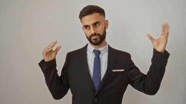 Takım elbiseli yakışıklı bir adam izole edilmiş beyaz bir arkaplana karşı anlamlı jestlerle sunum yapıyor.