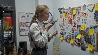 Beyaz kadın polis, suç araştırma bürosundaki kanıtları analiz ediyor..