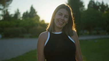 Genç, güzel bir İspanyol kadın gün batımında Puglia, İtalya 'da bir villada bahçede gülümsüyor..