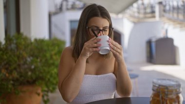 İtalyan kafeteryasında kahve içen genç İspanyol kadın..