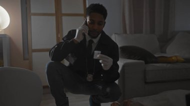 Afrika kökenli Amerikalı bir dedektif, bir telefon görüşmesi sırasında olay yerindeki kanıtları inceliyor..