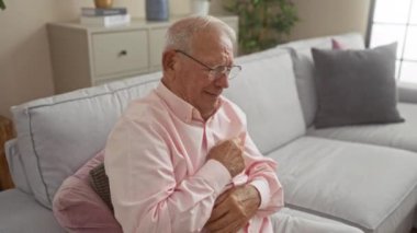 Yaşlı, adam, oturma, kanepe, oturma, oda, tutma, onun, göğüs, ağrı, ve, rahatsızlık, ev.