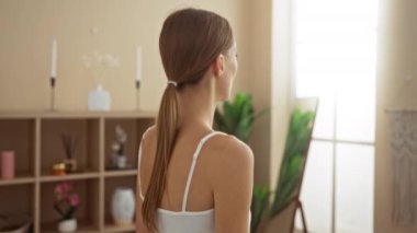 Sarışın ve göz bantlı güzel bir kadın. Sağlık kaplıcasında gülümsüyor. Kapalı yeşil ve dekoratif mumları var..