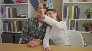 Sevecen bir çift sıcak evlerinde selfie çekiyor. Evlerinde sevgi ve mutluluk sergiliyorlar..