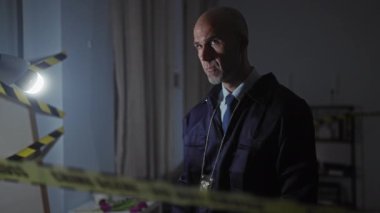 Dazlak dedektif, uyarı bandıyla loş aydınlatılmış suç mahalli odasına silah doğrultuyor, soruşturmayı somutlaştırıyor ve merakta bırakıyor..