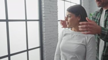 Gülümseyen bir kadın ve neşeli bir adam keyifli bir şekilde rahat oturma odalarına dalıp aile saadeti, romantizm ve birliktelik sahnesi yaratıyorlar..