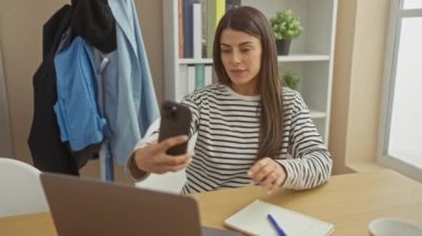 İspanyol kadın ev telefonuyla evde selfie çekiyor..