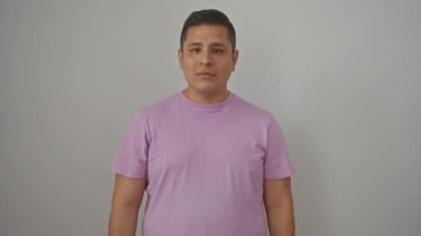 Havalı, genç İspanyol bir adam mutlu bir şekilde yüzünde şanslı bir gülümsemeyle izole edilmiş beyaz bir arka planda duruyor.