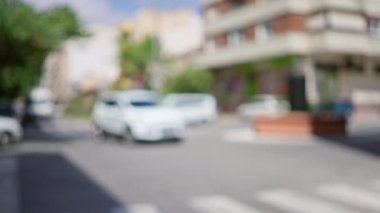 Şehirdeki bulanık şehir manzarası, şehir dışında bulanık arabalar ve binalar..