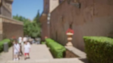 Mallorca 'da açık havada yürüyen insanların bulanık görüntüsü, dağılmış arka plan ve güneşli bir ortam, turistleri vurguluyor, yaz, ve tarihsel bağlam