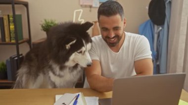 Evden arayan gülümseyen bir İspanyol adam videosu. İçerideki köpeğiyle sohbetten zevk alıyor..