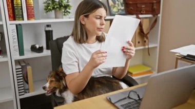 İspanyol kadın ofiste gözlük, laptop, kağıt, köpek, çoklu görev, organize, beyaz gömlek ve bitki ile çalışıyor..