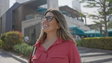 Neşeli, genç bir İspanyol kadın Dubai 'nin lüks şehir siluetinin keyfini çıkarıyor.