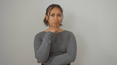 Düşünceli, gündelik kıyafetli genç bir İspanyol kadın kollarını çapraz bir zemine dayayıp derin düşüncelere dalmış bir hava yayıyor..