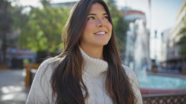 Gülümseyen İspanyol kadın şehrin güneşli günlerinde eğleniyor..