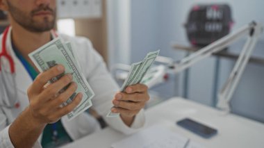 Hastanedeki yakışıklı sakallı adam kapalı bir klinikte bize dolar sayıyor..