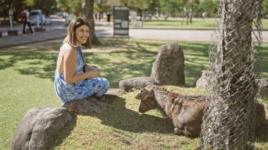 Neşeli, güzel İspanyol kadın Japonya 'daki popüler Nara Parkı' nda tatlı geyiklerle neşeyle besleniyor. Benzersiz kültür ve vahşi hayatın tadını çıkarıyor.!
