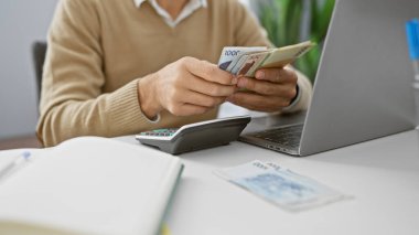 Adam, iş, finans ve Avrupa para birimi yönetimini gösteren iyi ışıklandırılmış ofislerde avro sayıyor.