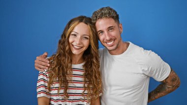 Gülümseyen bir çift mavi bir arka plana sarılır, bir erkek ve bir kadın arasındaki mutlu ve sevgi dolu ilişkiyi temsil eder..