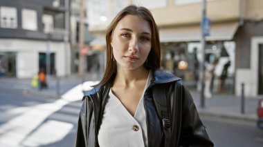 Güneşli bir şehir sokağında açık havada güzel bir esmer kadının portresi..