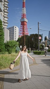 Gözlüklü neşeli İspanyol kadın şehir havasını kucaklıyor. Kollarını açıp Tokyo 'nun sokak hayatına gülümsüyor. Şehir seyahati destanında güzelliği ve özgürlüğü somutlaştırıyor..