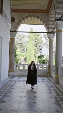 İstanbul 'daki tarihi Topkapı Sarayı' nı gezen genç bir kadın, Osmanlı mimarisinin sembolü.